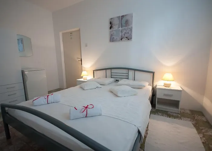 アパート Apartments-room Srijemsi ムリニ